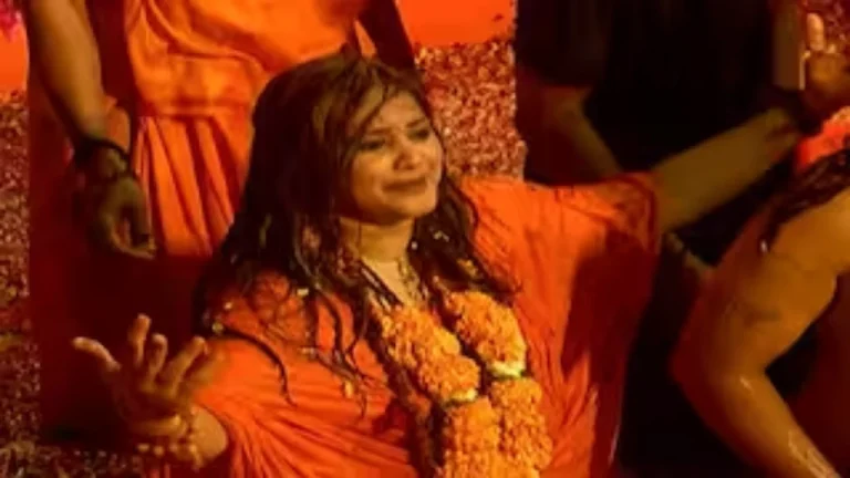 kirti-patel-takes-dip-in-mrigikund-at-junagadh-mahashivratri