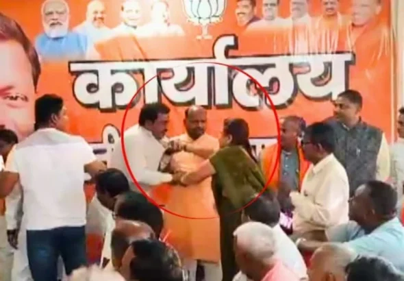 up-bjp-leader-slapped-by-woman-in-maharajganj-office-video