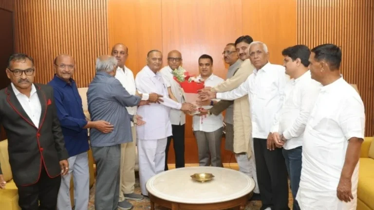 harsh-sanghavi-kheti-bank-insurance-check-distribution-gujarat