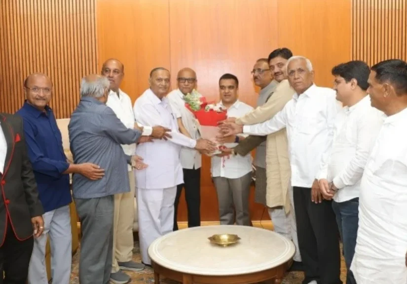 harsh-sanghavi-kheti-bank-insurance-check-distribution-gujarat