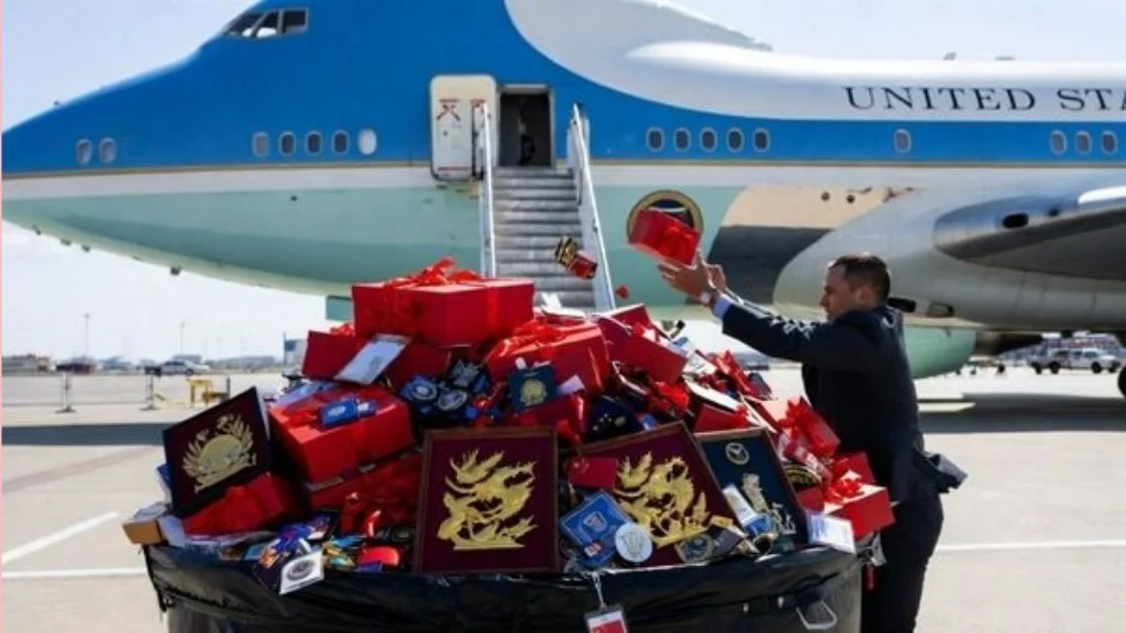 Trump China Gifts dustbin