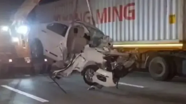 bhavnagar-dholera-highway-road-accident-car-container-collision-three-death