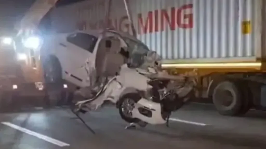 bhavnagar-dholera-highway-road-accident-car-container-collision-three-death